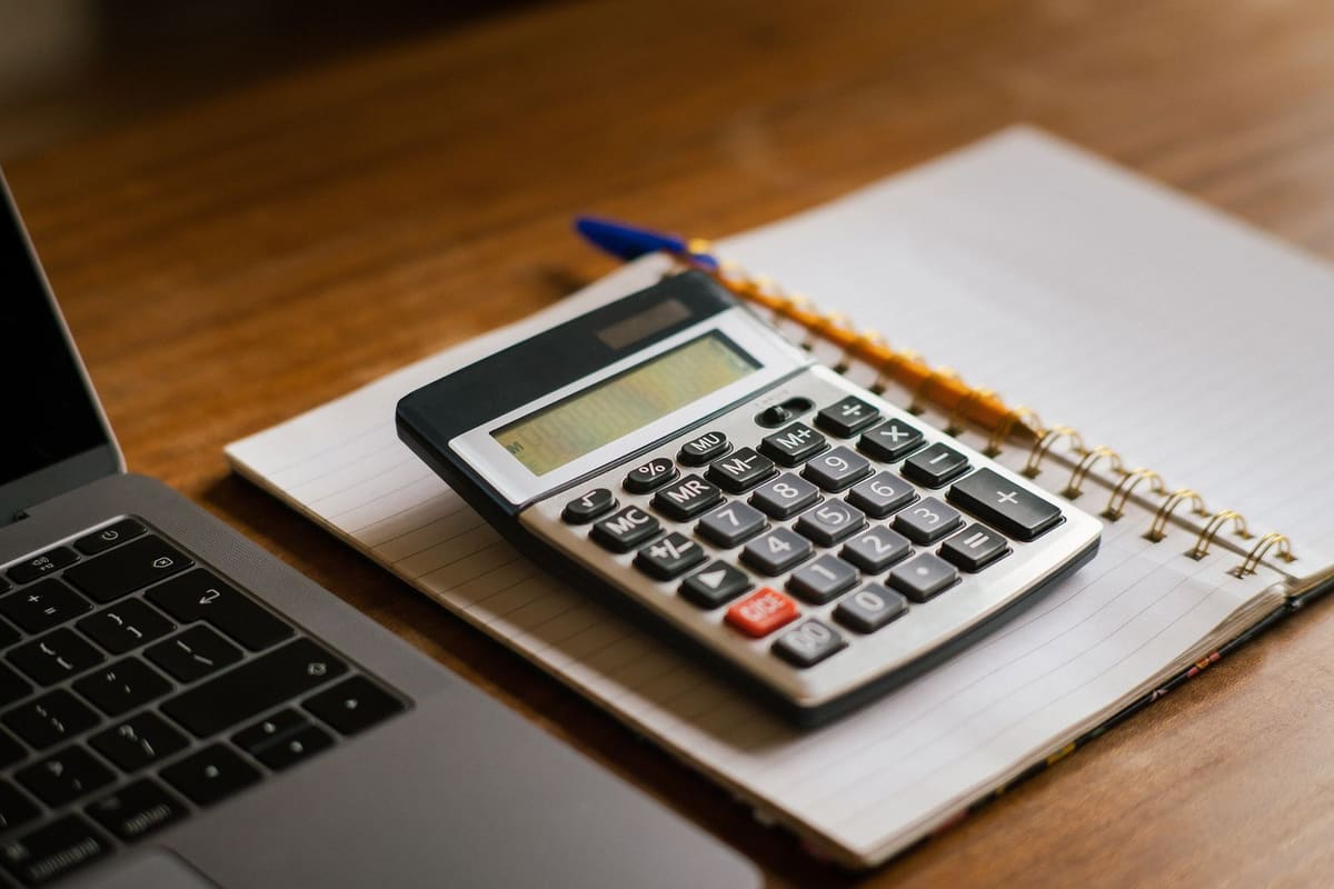 Apuração de impostos e organização da escrituração fiscal.